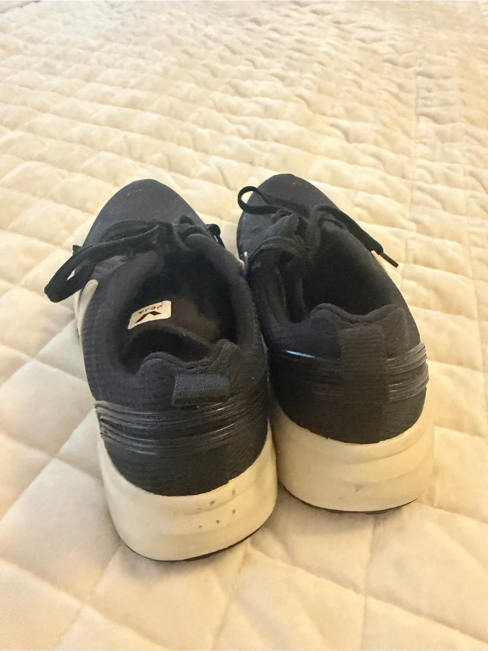 Veja breathable black
